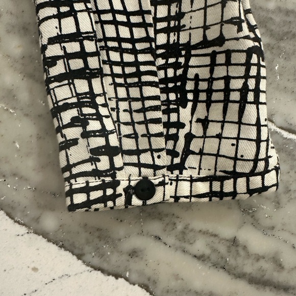 Black and white Nic + Zoe button blouse - Picture 6 of 6